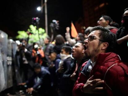 Simpatizantes del candidato opositor Carlos Mesa frente a un cordón policial, anoche en La Paz. En vídeo, resumen de las protestas.