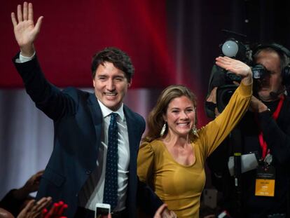 Justin Trudeau y su esposa, Sophie Grégoire Trudeau, celebran la victoria. En vídeo, sus declaracionesa los votantes.