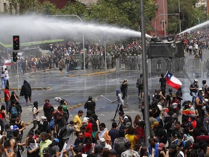 La policía chilena reprime una manifestación con cañones de agua.