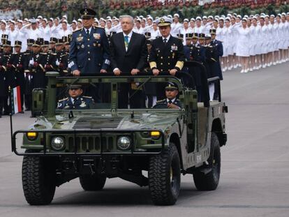 Andrés Manuel López Obrador en el desfile militar del 16 de septiembre. En vídeo, el presidente de México durante su conferencia matutina del 24 de octubre.