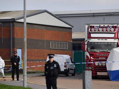 El camión en el que se encontraron 39 cadáveres este miércoles, custodiado por la policía británica. En vídeo, imágenes del suceso.