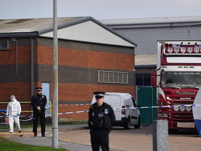 El camión en el que se encontraron 39 cadáveres este miércoles, custodiado por la policía británica. En vídeo, imágenes del suceso.