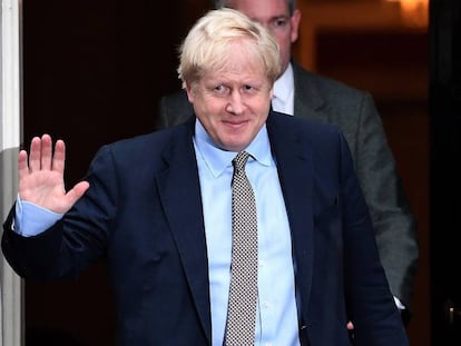 Boris Johnson, a la salida del 10 de Downing Street, este jueves. En vídeo, el Primer ministro pide que se convoquen elecciones el 12 de diciembre.