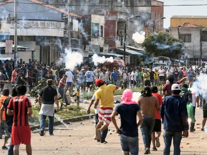 Una de las manifestaciones en Santa Cruz. En vídeo, miles de bolivianos llaman a un paro nacional en protesta a las irregularidades durante la pasada jornada electoral.