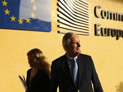 El negociador europeo para el Brexit, Michel Barnier, este viernes en Bruselas. En vídeo, declaraciones de Mina Andreeva, portavoz de la Comisión Europea.
