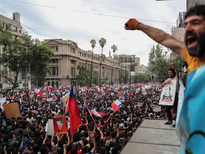 La manifestación de este viernes, en Santiago de Chile. En vídeo, imágenes de la protesta.