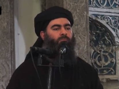 Al Bagdadi proclama el califato en la mezquita de Mosul en 2014. En vídeo, la proclamación del califato en 2014.