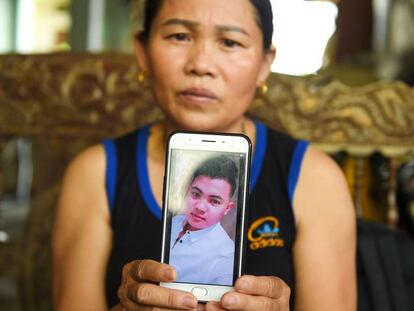 Una mujer muestra la foto de su hijo, que podría estar entre los 39 migrantes hallados muertos en un camión. En vídeo, un sacerdote de la comunidad a la que pertenecían varias de las víctimas.