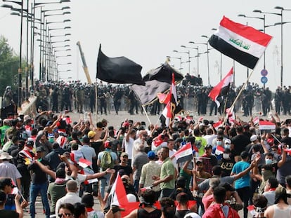 Manifestantes iraquíes, el pasado viernes cerca de la sede central del gobierno, en el centro de Bagdad (Irak). En vídeo, imágenes de las protestas.