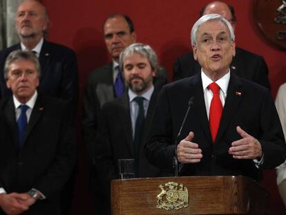 Sebastián Piñera anuncia los cambios en su gabinete. En vídeo, las protestas en Santiago de Chile.