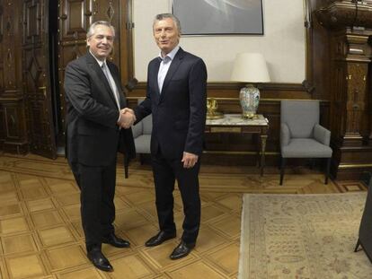 Alberto Fernández (izquierda) y Mauricio Macri se saludan para la cámara durante su encuentro en la Casa Rosada. En vídeo, declaraciones del ministro argentino de Hacienda.