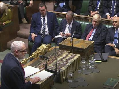 Boris Johnson escucha la intervención de Jeremy Corbyn, este martes en el Parlamento británico.