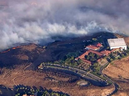 Foto aérea de la televisión KTLA del incendio que rodea la Biblioteca Presidencial Ronald Reagan en Simi Valley. En vídeo, California lucha contra el fuego.