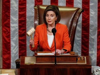 Nancy Pelosi, este jueves en el Capitolio, se dirige a la prensa antes del voto en la Cámara. En vídeo, las claves del 'impeachment'.