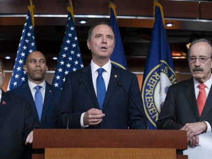 Adam Schiff, coordinador de la investigación del 'impeachment', rodeado de otros congresistas demócratas. En vídeo, las claves del caso.