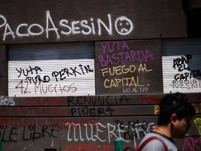 Un local 'grafiteado' durante las protestas en Santiago. En vídeo, imágenes de las últimas protestas en Chile.