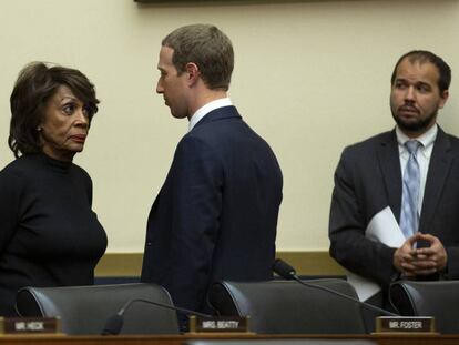 La congresista demócrata Maxine Waters habla con Mark Zuckerberg tras su comparecencia el pasado 23 de octubre. En vídeo, interrogatorio a Zuckerberg.