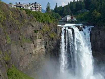 Catarata, hotel y spa adquiridos por la tribu Snoqualmie, en la región de Puget Sound, en el Estado de Washington (EE UU). En vídeo, cabecera de Twin Peaks, donde se observa la catarata.