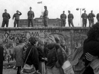 Celebración junto al muro de Berlín en noviembre de 1989. En vídeo, 'La noche que cayó el Muro'.