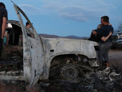 Familiares de las víctimas junto al vehículo atacado en los límites de los Estados mexicanos de Chihuahua y Sonora. En vídeo, las imágenes publicadas por un familiar de los asesinados.