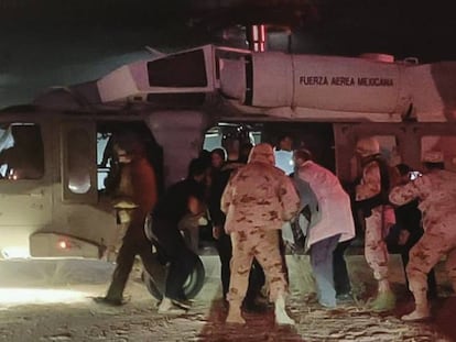 Militares mexicanos trasladan a las víctimas del ataque, en una imagen compartida por la Secretaría de Salud del Estado de Sonora.