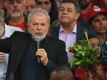 Lula da Silva habla ante sus simpatizantes tras salir de prisión.