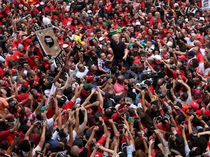 Lula aupado a los hombros de admiradores en el mitin. En vídeo, sus declaraciones.