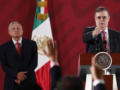 El canciller Ebrard, junto al presidente López Obrador. José Méndez EFE