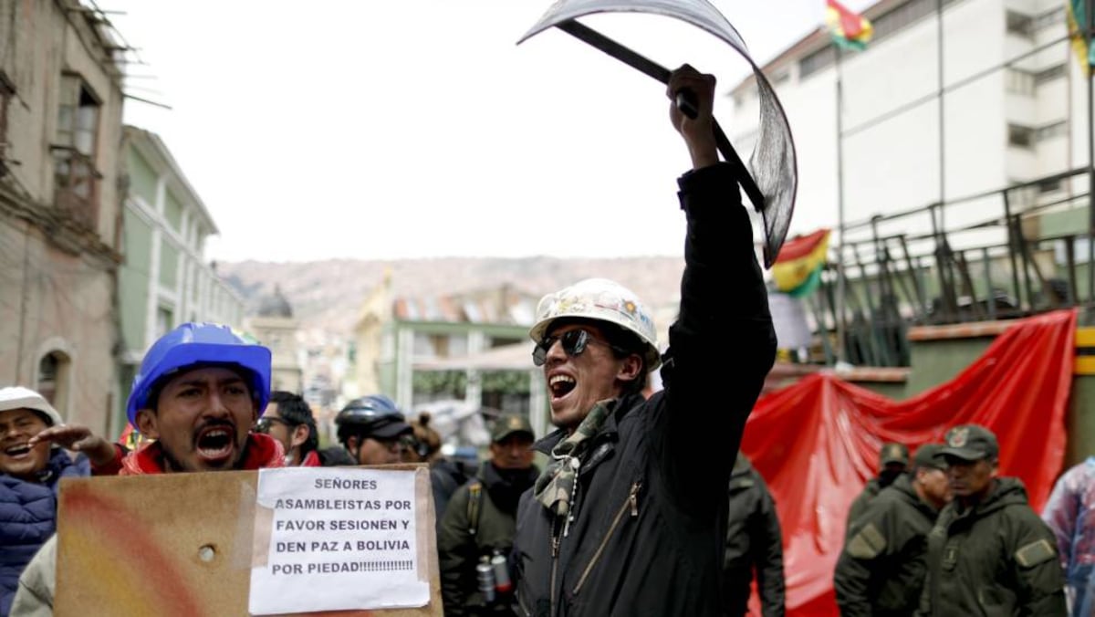 EVO MORALES DIMITE como presidente de BOLIVIA
