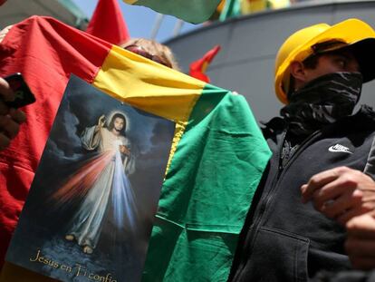Una imagen de Jesucristo atada a una bandera boliviana en La Paz.