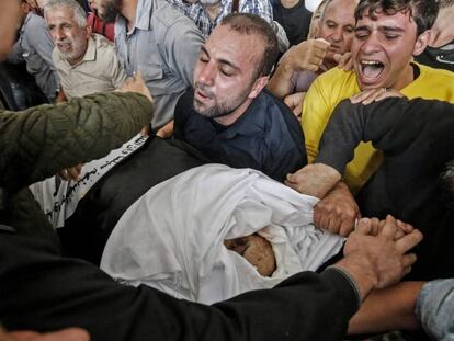 Familiares del Baha Abu Al-Ata lloran en su funeral. En vídeo, imágenes de la operación.