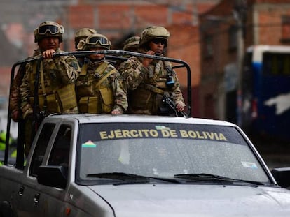 Militares patrullando en las calles de La Paz.