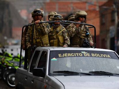 Militares patrullando en las calles de La Paz.