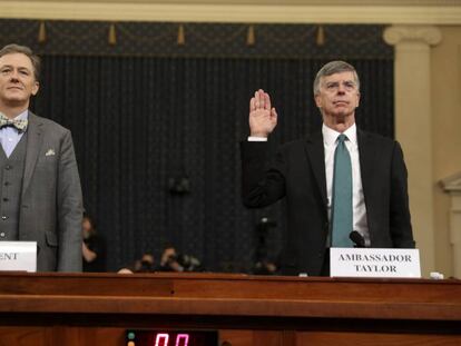 George Kent y William Taylor, al inicio de la comparecencia. En vídeo, los momentos clave del primer día del 'impeachment'.