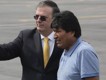 El canciller mexicano, Marcelo Ebrard, junto al expresidente de Bolivia, Evo Morales. En vídeo, la llegada de Morales a México.
