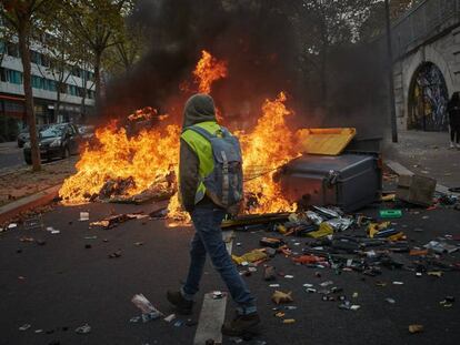 Un manifestante con un chaleco amarillo, durante la protesta con motivo del primer aniversario del movimiento, este sábado en París.