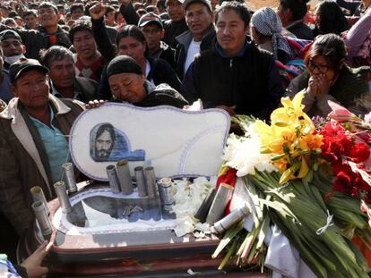 Una multitud rodea el ataúd de una de las víctimas durante las protestas en Bolivia. En vídeo, declaraciones de Evo Morales a la agencia EFE.