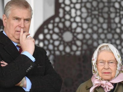 Andrés de Inglaterra y la reina Isabel II, en el castillo de Windsor. En vídeo, fragmentos de la entrevista que concedió el príncipe al programa Newsnight de la BBC.