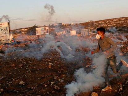 Un manifestante palestino huye del gas lacrimógeno disparado por las fuerzas israelíes cerca del asentamiento judío de Beit El en Cisjordania, el pasado 11 de noviembre.