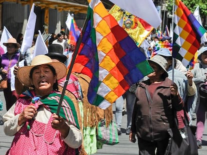 Manifestación en defensa a Evo Morales en La Paz. este lunes. En vídeo, una mesa de diálogo impulsada por la ONU, la Unión Europea y la Iglesia tratará de pacificar el país.