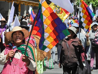 Manifestación en defensa a Evo Morales en La Paz. este lunes. En vídeo, una mesa de diálogo impulsada por la ONU, la Unión Europea y la Iglesia tratará de pacificar el país.