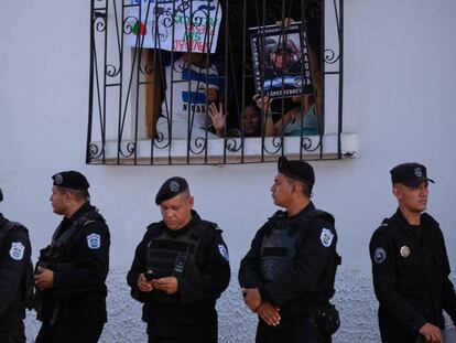 Oficiales antidisturbios cercan el acceso a la parroquia San Miguel Arcángel, en Masaya.