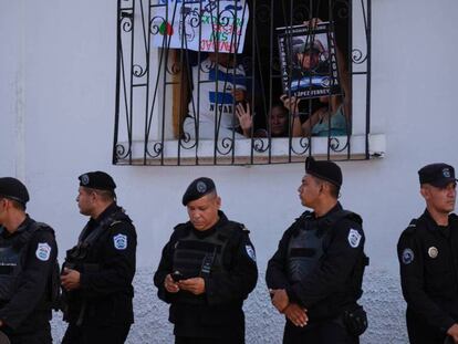 Oficiales antidisturbios cercan el acceso a la parroquia San Miguel Arcángel, en Masaya.