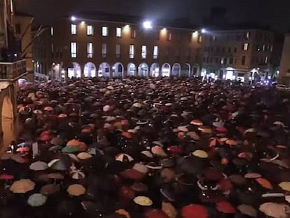 Miles de personas cantan 'Bella ciao' contra Salvini.