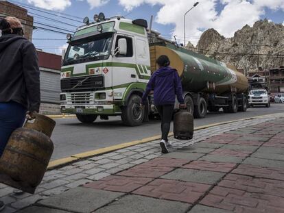 Vecinas de La Paz, este martes, cargando garrafas de gas. En vídeo, imágenes del desabastecimiento en la capital boliviana.