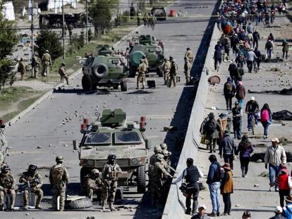 Soldados bolivianos y maifestantes a las afueras de La Paz, Bolivia. En vídeo, las declaraciones de Jeanine Áñez y Evo Morales sobe la convocatoria de elecciones.