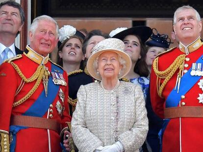 El príncipe Carlos de Inglaterra, la reina Isabel II y el príncipe Andrés observan unas maniobras militares aéreas desde el balcón del Palacio de Buckingham. En vídeo, fragmento de la entrevista del príncipe Andrés a la BBC.