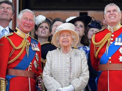 El príncipe Carlos de Inglaterra, la reina Isabel II y el príncipe Andrés observan unas maniobras militares aéreas desde el balcón del Palacio de Buckingham. En vídeo, fragmento de la entrevista del príncipe Andrés a la BBC.