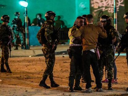 Soldados del ejército colombiano registran a un joven en Bogotá (Colombia).