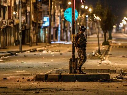 Un soldado patrulla las calles de Bogotá durante el toque de queda.